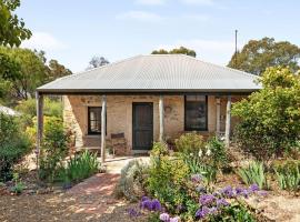 Idyllic, peaceful and historical cottage minutes from Bendigo's CBD，位于Golden Square的酒店