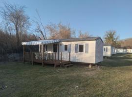 Mobile Home sleeps 4，位于Monsec的酒店