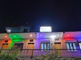 Jai Nagraja Hotel & Restaurant, Yamnotri，位于Kharsālī的酒店