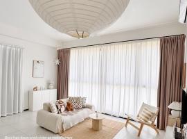 Georgetown Seaview & Cityview Childroom Infinity pool with Carpark，位于日落洞的酒店