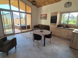 L Etel - spa extérieur vue étoiles de la chambre et vélos électriques，位于Mortagne-sur-Gironde的酒店