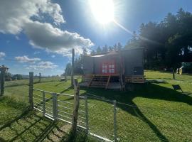 Maringotka Květuška ubytování na farmě，位于Pulečný的露营地