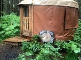 Alaskan Glamping Yurt in Seward for an Eco-Adventure，位于Bear Creek的豪华帐篷