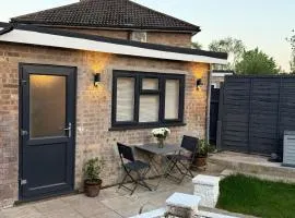 Brand New Renovated- Free Parking- Garden- SmartTV