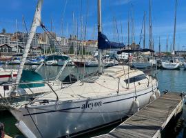 Alcyon, A Peaceful Floating Home，位于里斯本的酒店