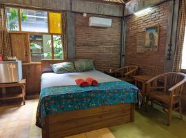 Melati Double Studio with Shady Balcony Upstairs，位于Timuran的酒店