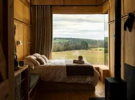 Reconnect at Off-Grid Hilltop Cabin with Mountain Views