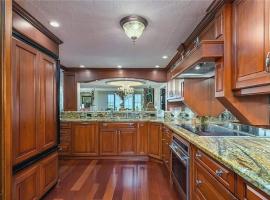 Spacious 3-Bedroom Condo with Beach Access，位于萨拉索塔的酒店