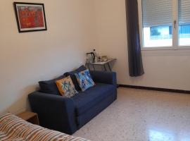 Peaceful room, Thuir centre, view Le Canigou，位于蒂伊的酒店