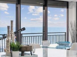 Panoramic 2-Bedroom Corner Condo with Balcony，位于可可比奇的酒店