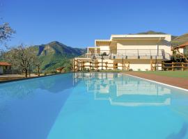 Costa Blu - Pool and terrace overlooking the lake，位于里瓦迪索尔托的酒店