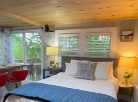 Cheerful Cottage Close to Everything 13，位于Edgecomb的酒店