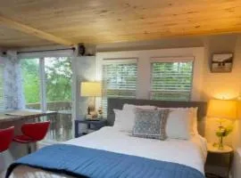 Cheerful Cottage Close to Everything 13