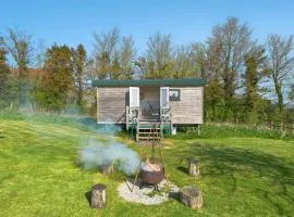 Orchard Hut Sleeps 2- Camping Available sleeps 2 with onsite Beauty Spa