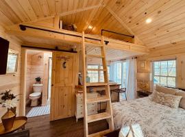 Cheerful Cottage with Loft 9，位于Edgecomb的酒店