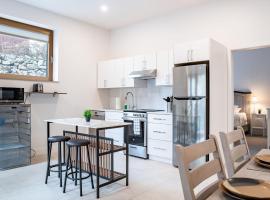 Camozzi Chalet Suite by Revelstoke Vacations，位于雷夫尔斯托克的酒店