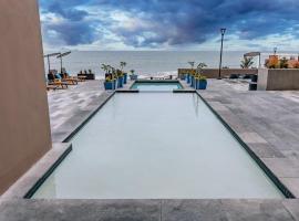 Beachfront Condo with Balcony amazing view，位于提华纳的酒店