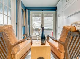 Dock, Deck and View Lakefront Chippewa Falls Studio，位于奇珀瓦福尔斯的酒店