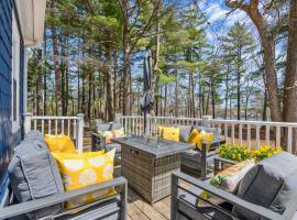 Riverfront Retreat in Wareham，位于瓦尔汉的酒店