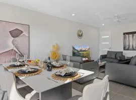 Luxury 4BR Home with Pool Gym and BBQ in Helensvale