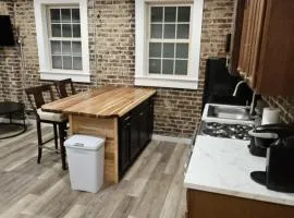 Modern 1BR Apartment in GREAT Location Unit 203