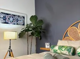Hermanus Waterfront Studio Apartment , Modern and Cosy with Workspace