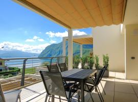 Costa blu - Pool and terrace overlooking the lake，位于里瓦迪索尔托的酒店