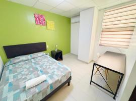 Hotel Plazha Express，位于图斯特拉古铁雷斯的酒店