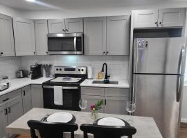 Modern Farmhouse Decor With Washer & Dryer，位于Middle Island的酒店