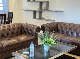 02 Chambres salon Wi-Fi & Parking，位于Abomey-Calavi的酒店