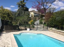 Chambre de charme climatisée, avec piscine，位于格拉斯的酒店