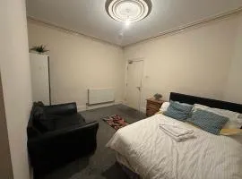 Smethwick Birmingham Cosy Spacious Bedroom - Free WiFi & Parking
