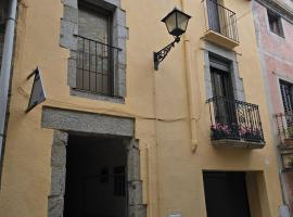 Can Suri - Fantàstica Casa de Poble al Centre de Maçanet de Cabrenys，位于马斯萨内特-德卡夫雷尼斯的酒店