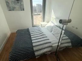 The Urban Escape in Media City - A private room and bathroom in a shared apartment