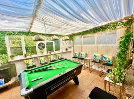16th Century Farm House,6 Beds,5 BATHROOMS,SLEEPS 15,BBQ,HOT TUB,CINEMA ROOM WITH SURROUND SOUND,With Cymru Holidays，位于Llangwm-isaf的酒店