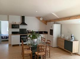 F3 cozy & confortable chez Alex et Flo，位于Salles-Curan的酒店