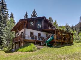 Mountain Chalet Getaway Steps to Crystal River!，位于Marble的酒店
