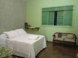 hospedagem casa da waldir, quarto suíte 01，位于戈亚斯的酒店