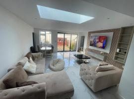Cosy 4 bedroom house in borehamwood，位于博勒姆伍德的酒店