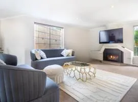'The Moondah Manor' A Poolside Family Retreat