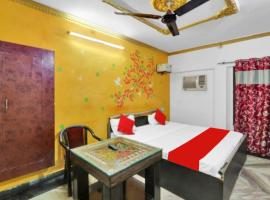 PREMIUM THE BEST HOTEL Near Railway Station - Wifi and Fully Air Conditioning Room - Prime Location - Room Service and Excellent Customer Service Awarded，位于Bādshāhnagar的酒店