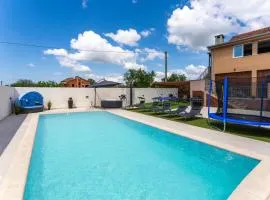 Lovely Apartment In Skabrnja