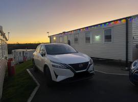 OHana Caravan Crimdon Dene，位于Hart的带泳池的酒店