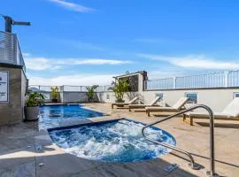 Coastal Chic in Heart of Cairns with Rooftop Pool