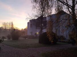 Logis Hotel La Croix du Sud，位于Le Tour-du-Parc的酒店
