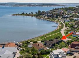 Seafront villa with pool and sauna in Onsala，位于Onsala的酒店