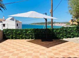 Beach house with pool at the Fortí viewpoint，位于阿尔塔夫拉的酒店