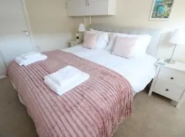 Penderic - 3 Bedroom Cowes Stay with Balcony & Panoramic Solent Views Close to Shops, Cafés, Sailing Clubs & Beach