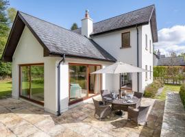 Large home to sleep 8 in Kenmare. Free use of pool onsite，位于肯梅尔的酒店