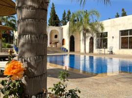Chalet berbère 6 Chambres avec Piscine &Wifi fibre，位于Aït Imouni的酒店